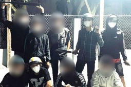 Nhóm thanh niên vô cớ chém người rồi chụp hình 'lưu niệm'