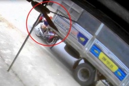 Cận cảnh màn giải cứu nghẹt thở người phụ nữ bị xe tải cuốn vào gầm