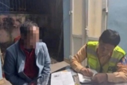 Đã chạy vào làn ngược chiều trên cao tốc, xe khách còn chèn ép xe đi đúng chiều