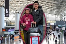 Mẹ vợ mù chữ lần đầu đi máy bay, chàng rể chu đáo dán 'lá thư cầu cứu' lên vali