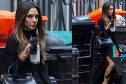 Victoria Beckham lộ chân gân guốc, nhăn nheo khi diện váy xẻ cao