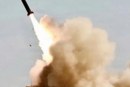 Mỹ dùng tên lửa ATACMS đánh chìm tàu ngầm Iran ngay trong cảng