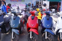 Giá xăng dầu trong nước neo cao: Loạt ngân hàng "tung" ưu đãi cho vay mua xe điện