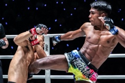 Võ sĩ Trung Quốc bị chọc sưng mắt, đối thủ ngỡ ngàng không ngờ được xử thắng