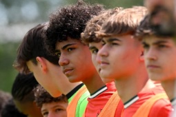 Con trai Ronaldo phản ứng trọng tài sau khi rời sân, ăn thẻ và bị treo giò