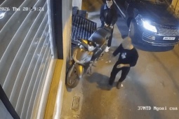 Dấu hiệu hình sự trong vụ tài xế ô tô chọc thủng lốp xe SH để trước cửa nhà ở Hà Nội