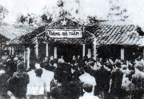 Ảnh tư liệu người dân ở hai thành phố lớn bỏ phiếu năm 1946.