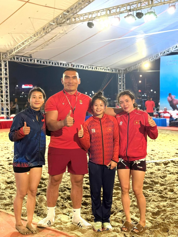 Hiếu "Khổng lồ" và 3 chị em ruột đấu vật (từ trái qua: Mỹ Trang, Mỹ Linh và Mỹ Hạnh)