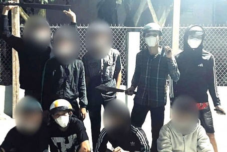 Nhóm thanh niên vô cớ chém người rồi chụp hình 'lưu niệm'