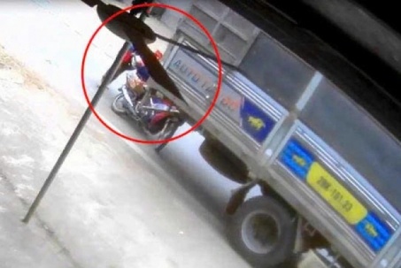 Cận cảnh màn giải cứu nghẹt thở người phụ nữ bị xe tải cuốn vào gầm