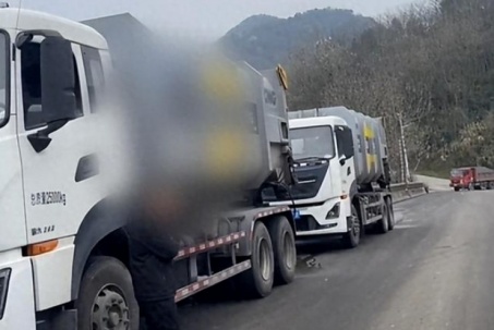 Cả nhà bới 10 tấn rác tìm túi vàng