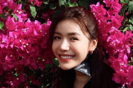 Ảnh sao 14/3: Minh Tú đi chùa cầu an sau khi mắc kẹt ở Oman