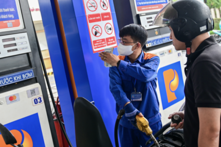 Vì sao xả mạnh quỹ bình ổn giữa đêm, giá xăng dầu vẫn neo ở ngưỡng cao?