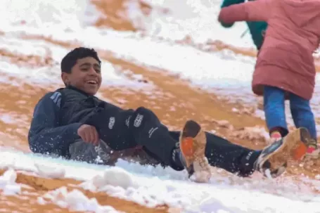 Tuyết phủ trắng sa mạc nóng nhất thế giới