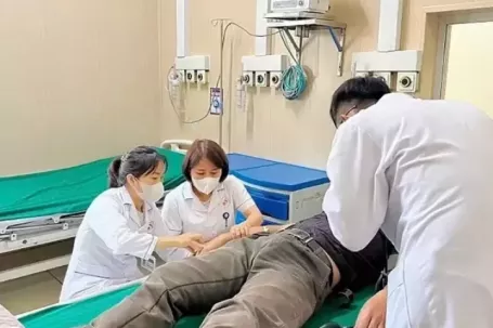 Uống nhiều nước tăng lực, người đàn ông yếu liệt hai chân