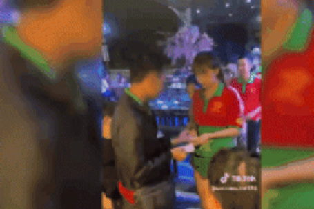 Vụ nam nhân viên trúng độc đắc 18 tỉ đồng: Khách đổ xô đến quán xin  " vía "  may mắn