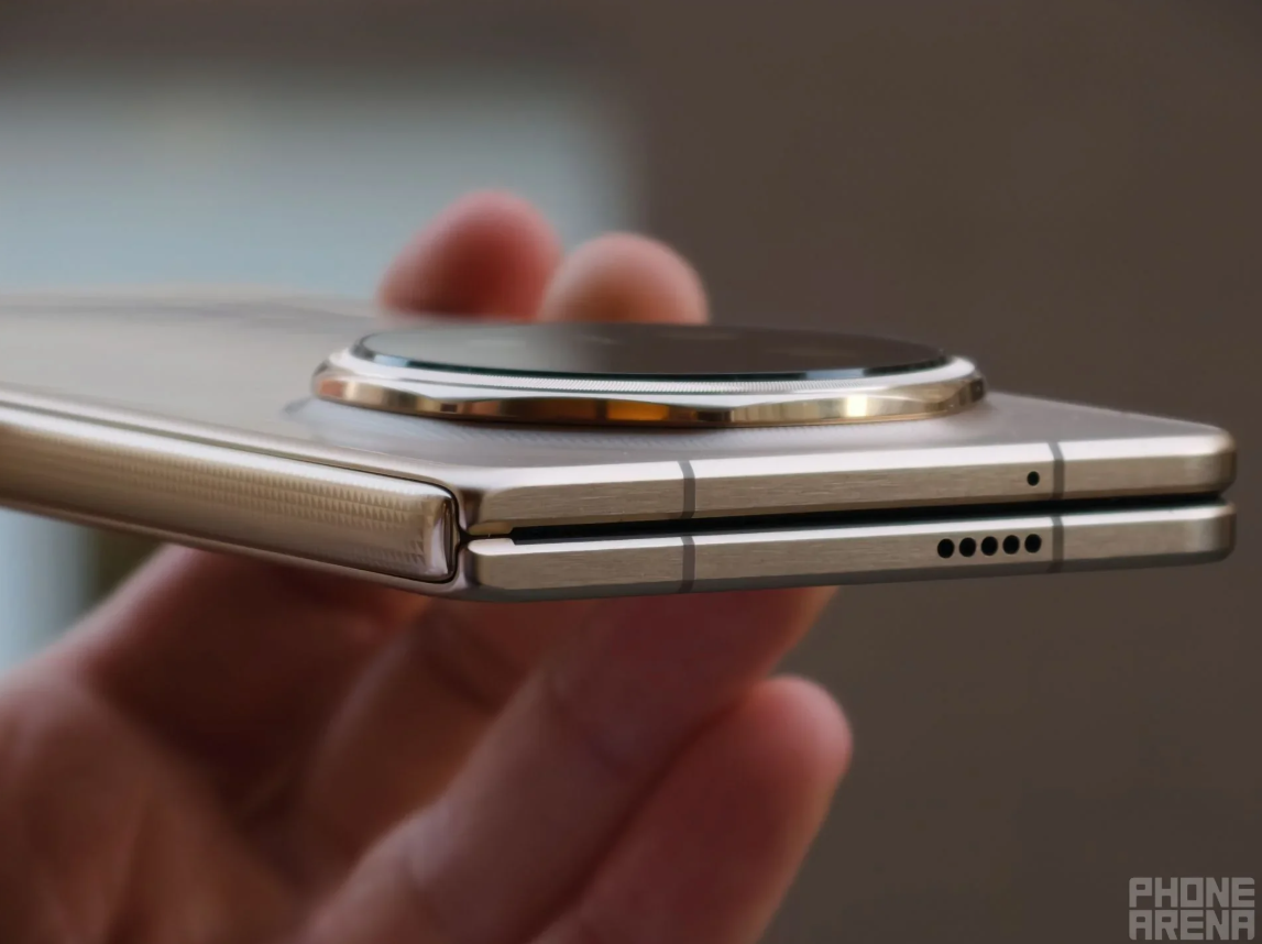 Magic V6 có pin cực lớn.