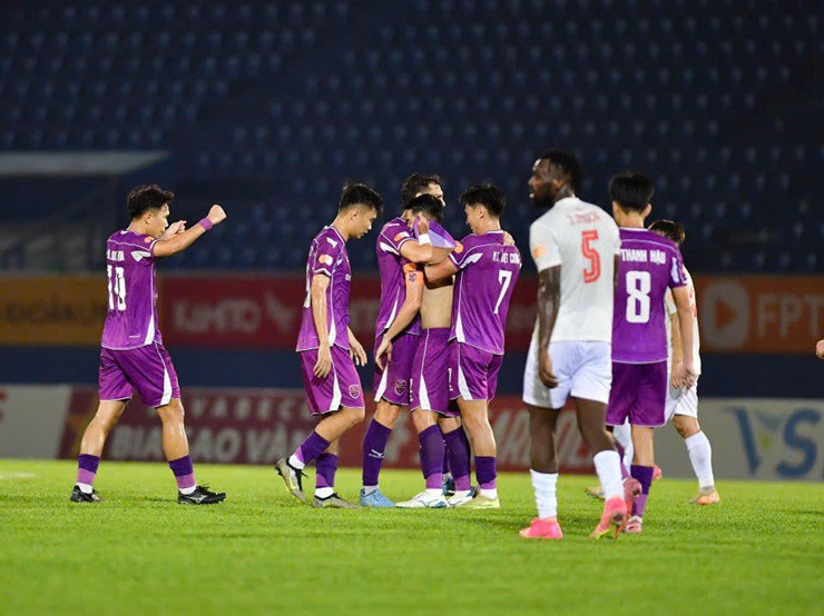 Becamex TP HCM (áo tím) đánh bại Hà Tĩnh (áo trắng)
