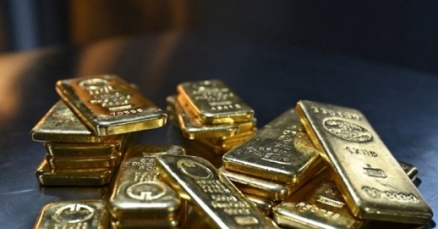 Giá vàng thế giới về sát 5.000 USD, dầu thô tiế...