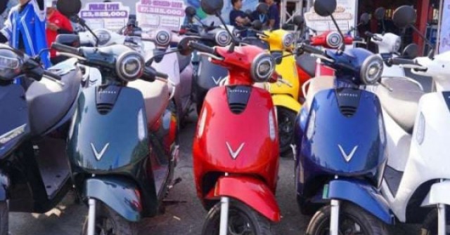 Giá xăng dầu trong nước neo cao: Loạt ngân hàng "tung" ưu đãi cho vay mua xe điện