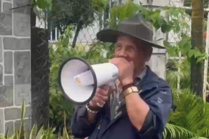 Clip cụ ông 78 tuổi hỏng một bên mắt cầm loa đến khắp thôn nhắc bà con đi bầu cử