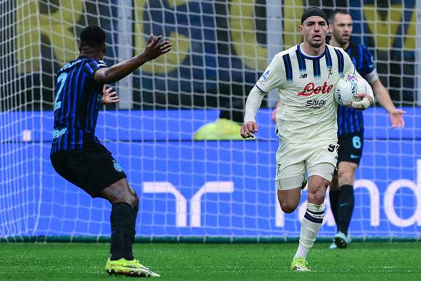 Krstovic gỡ hòa cho Atalanta trong sự phản ứng dữ dội của Inter vì cho rằng Dumfries (số 2) đã bị phạm lỗi