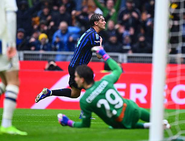 Esposito đưa Inter dẫn trước