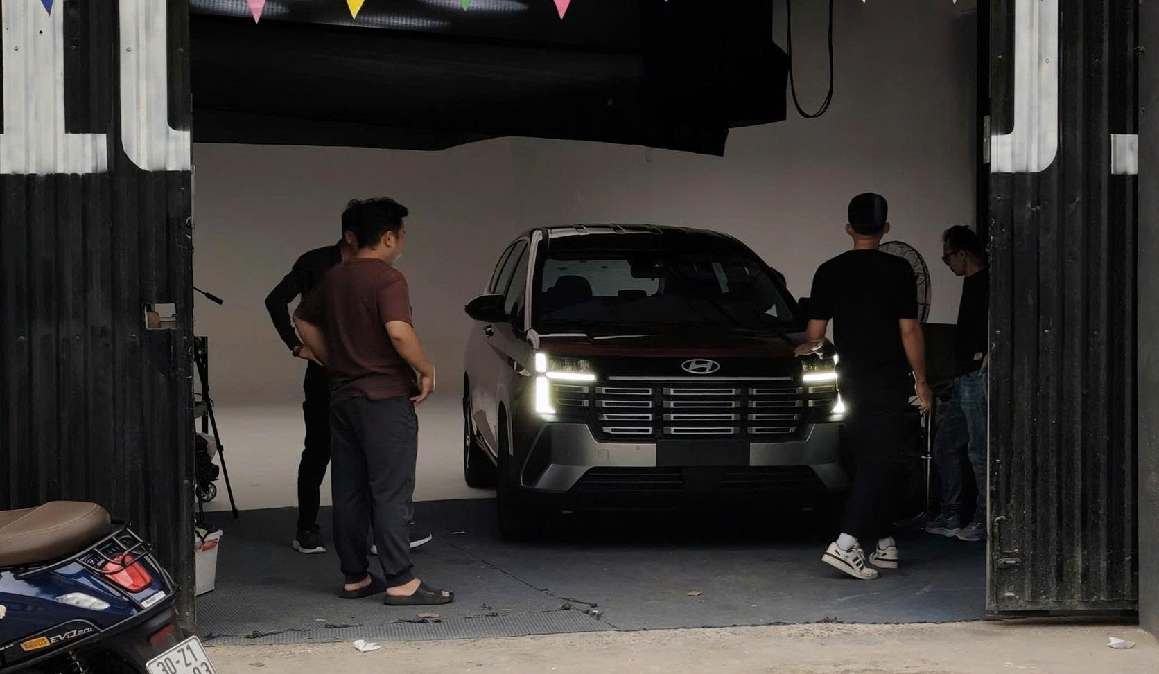 Hyundai Stargazer được phát hiện tại trung tâm đăng kiểm khí thải.