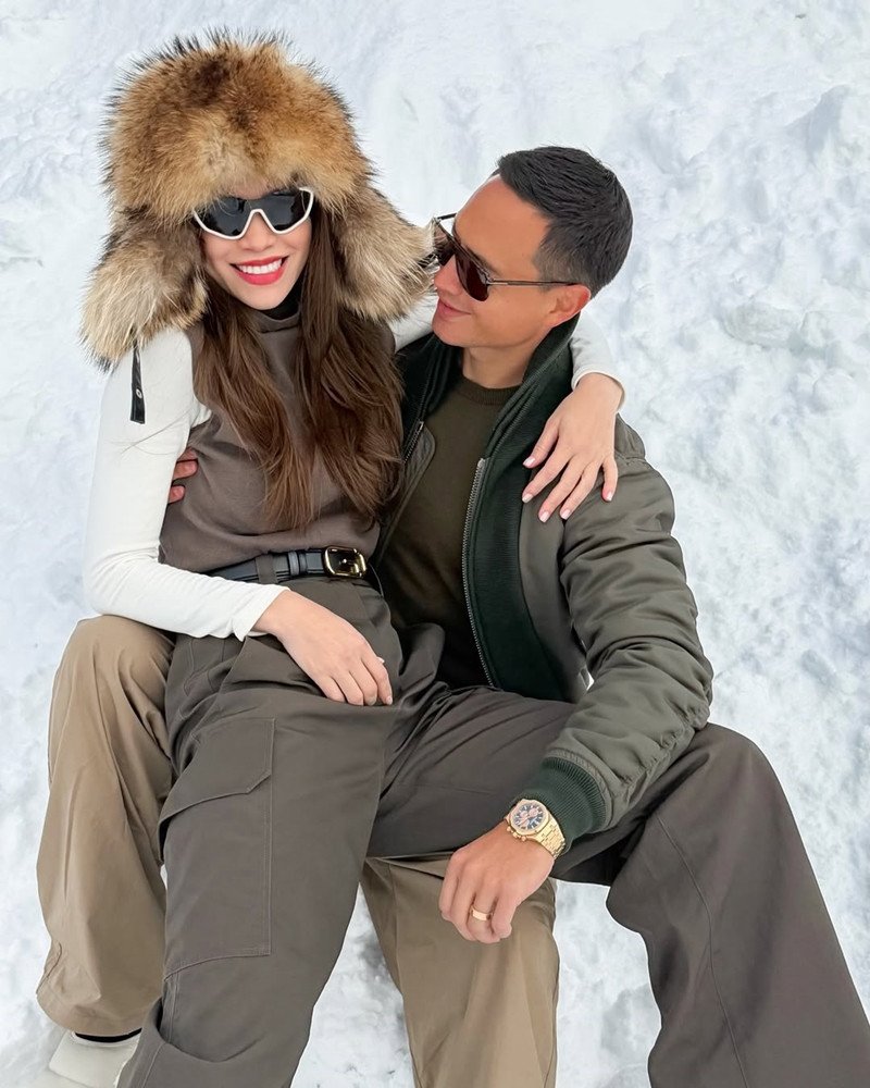 Hà Hồ bên Kim Lý.