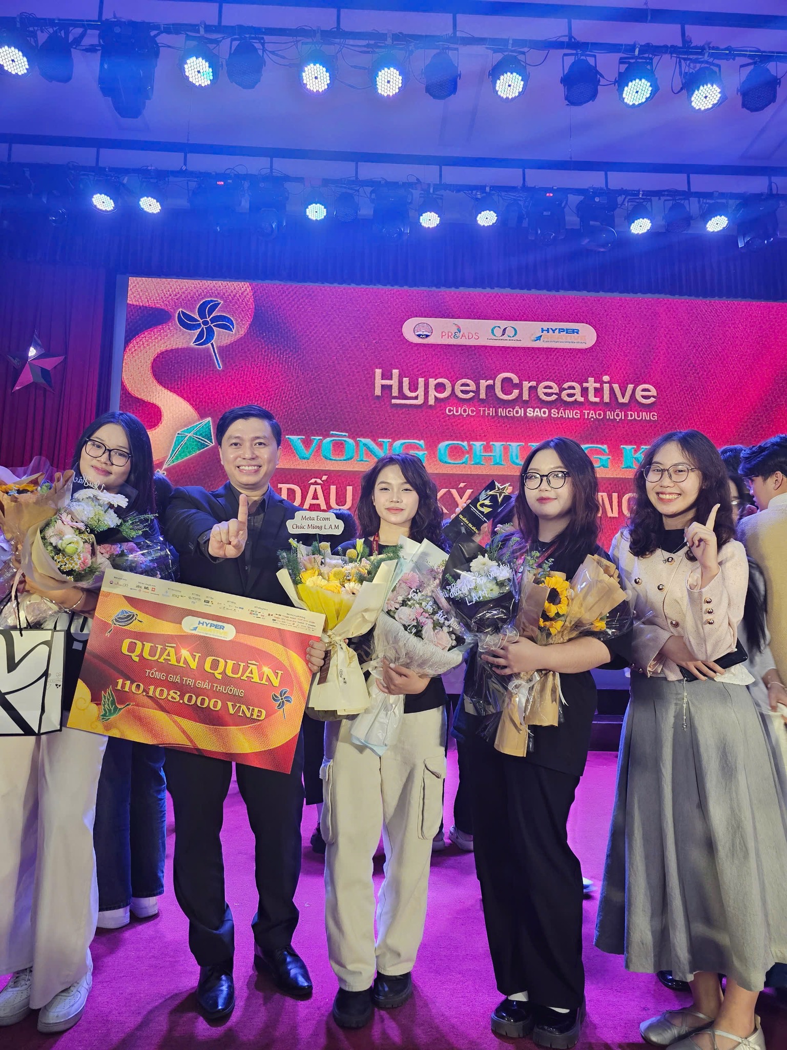 Ông Thắng (thứ hai từ trái sang) làm mentor cho cuộc thi tìm kiếm nhà sáng tạo nội dung trẻ Hyper Creative