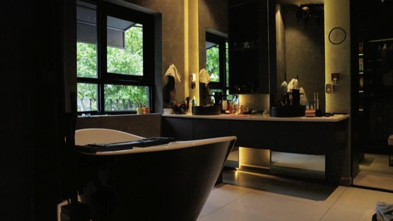 Thiên nhiên tươi mát với nhiều loài hoa ngập tràn nơi sống của Quốc Trường.