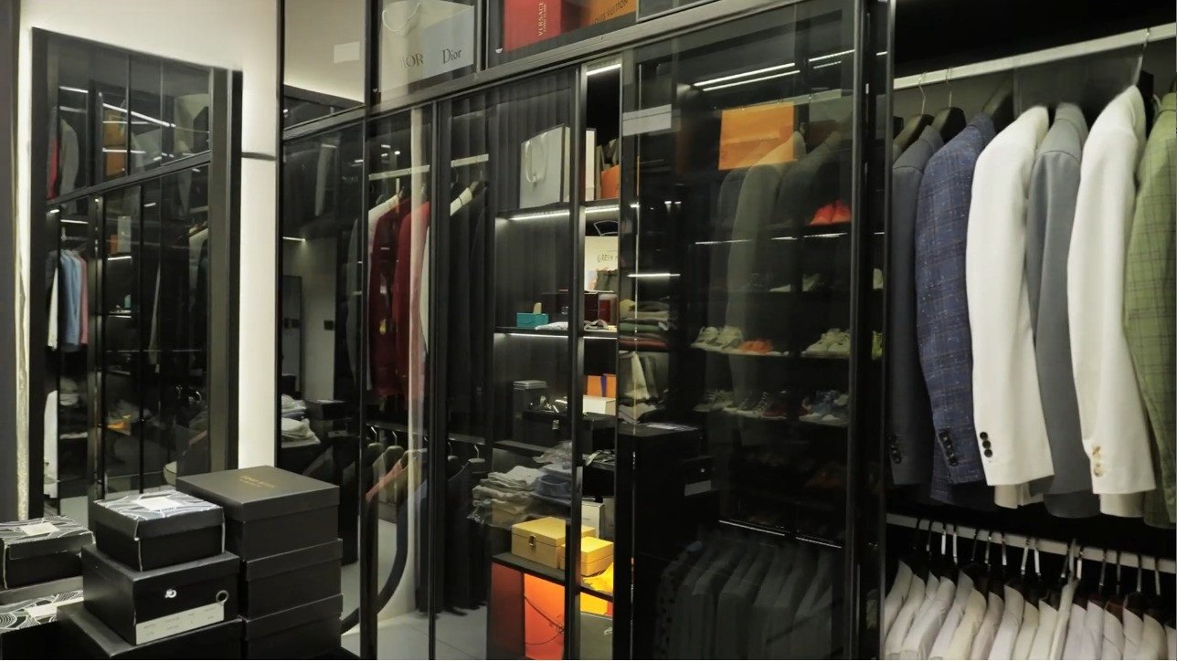 Tủ đồ quần áo và giày của Quốc Trường.