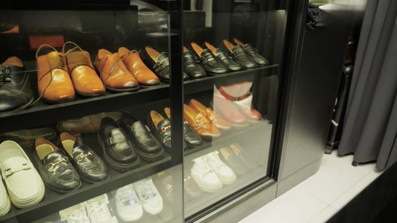 Tủ đồ quần áo và giày của Quốc Trường.