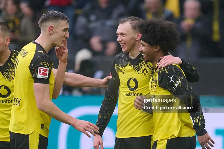 Dortmund có bàn thắng mở điểm sớm