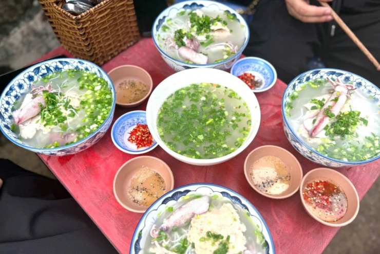 Chủ quán bún tên lạ ở Phú Quốc tiết lộ bí quyết ‘chan nước sôi’ vẫn ngon - 6