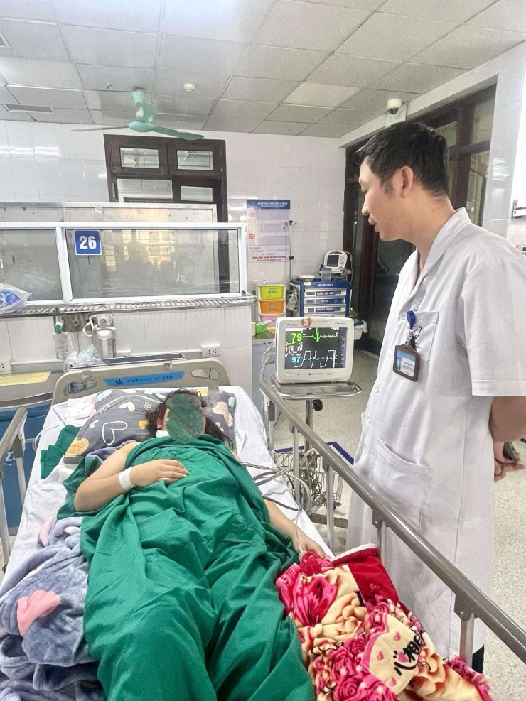 Dù có tiền sử suy tim nhưng bệnh nhân tự ý ngưng thuốc tim mạch để uống thuốc điều trị zona, khiến sức khỏe suy sụp, vừa nhập viện đã ngưng tuần hoàn. (Bác sĩ thăm hỏi bệnh nhân sau cấp cứu. Ảnh BVCC)