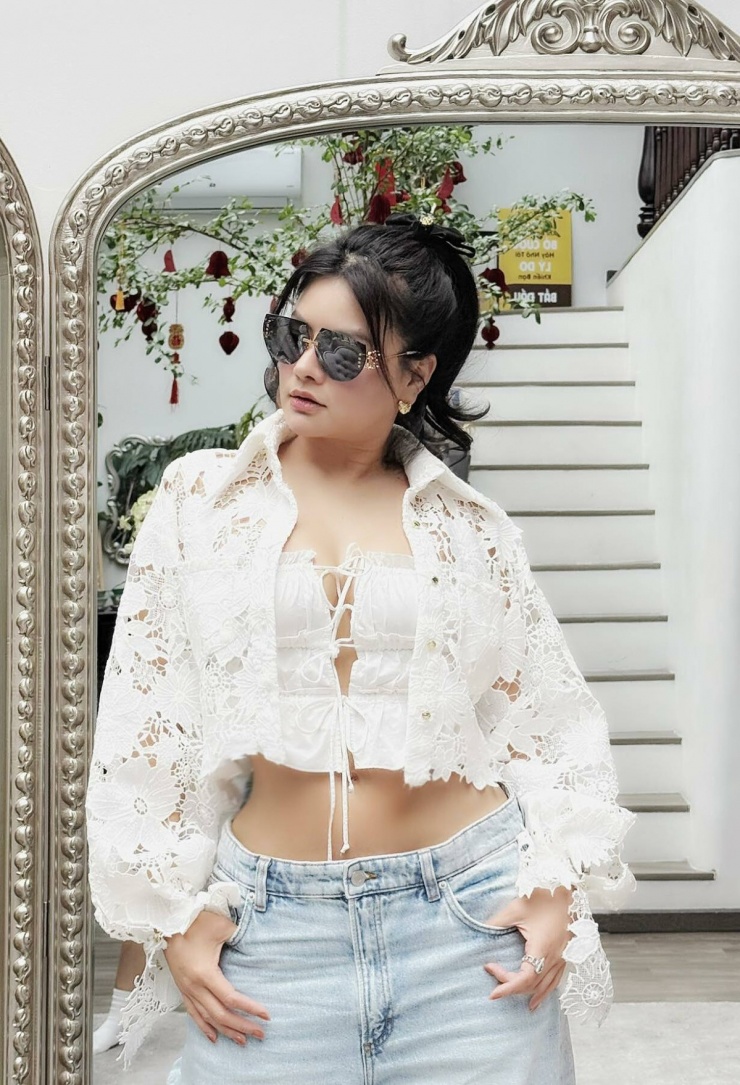 Siêu mẫu Vũ Thu Phương phối crop-top ren với quần jeans, tôn vòng eo săn chắc.