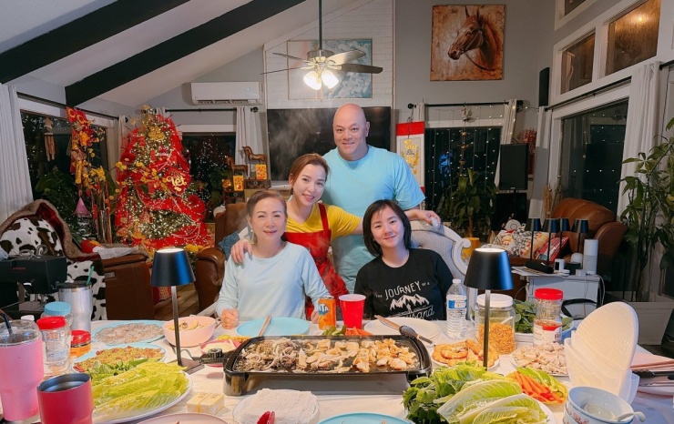 Vợ chồng Hoàng Oanh hái rau trong vườn nhà để chuẩn bị tiệc nướng đãi mẹ và em gái. Cô nói bữa cơm đơn giản nhưng vui vẻ, đáng nhớ vì được bên người thân trong không gian phòng khách ấm cúng.