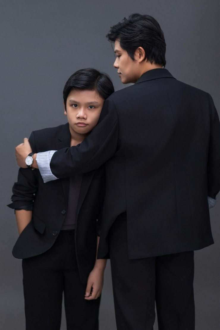 Nhạc sĩ Nguyễn Văn Chung mặc trang phục đồng điệu với con trai khi chụp ảnh gia đình.