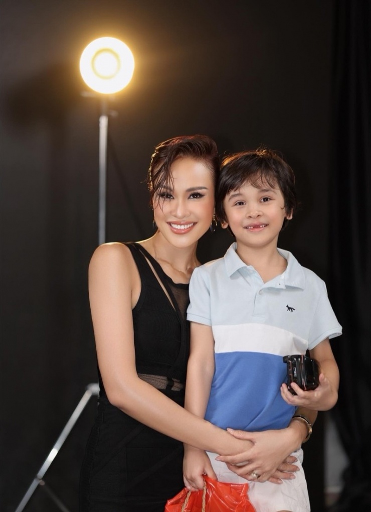 MC Phương Mai bên con trai Henryk, 7 tuổi.
