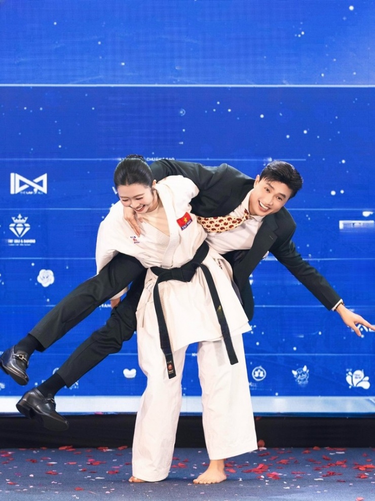 Thí sinh hoa hậu nhấc bổng diễn viên Quốc Trường rồi quay anh một vòng trên không trung.