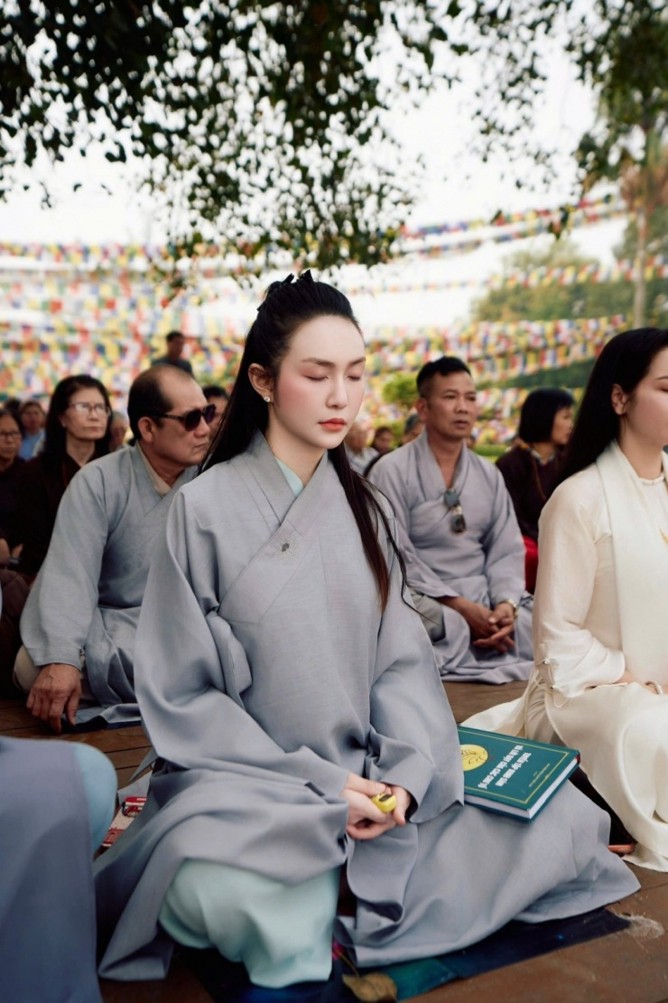 Hương Baby hành hương về đất Phật trong chuyến du xuân đầu năm Bính Ngọ.