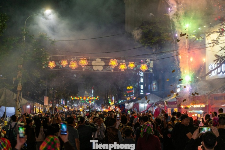 'Biển người' trẩy hội Lạng Sơn - 10