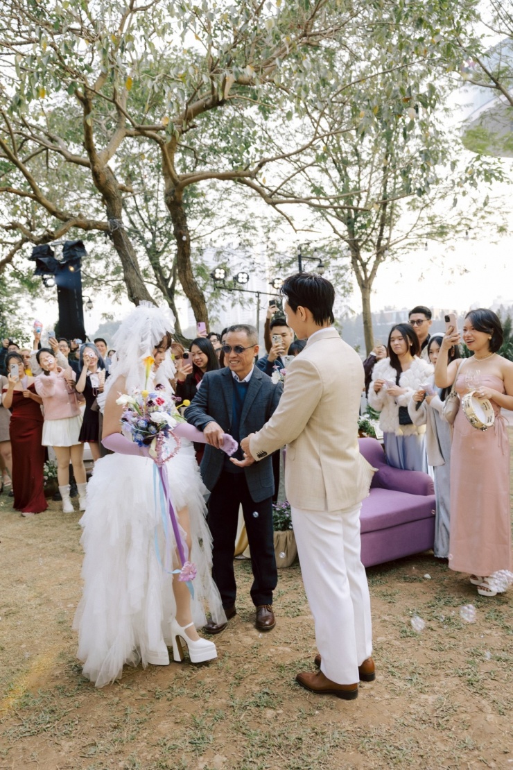 Người thân gửi lời chúc phúc tới cặp uyên ương trong ngày trọng đại, đánh dấu cột mốc mới sau sáu năm gắn bó.