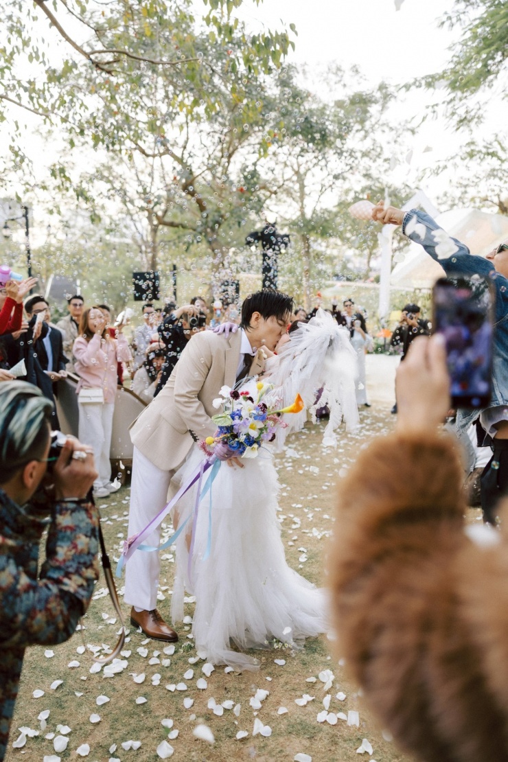 Hoàng Dũng hôn Khánh Linh, sau đó hát tặng cô ca khúc Lý giải.