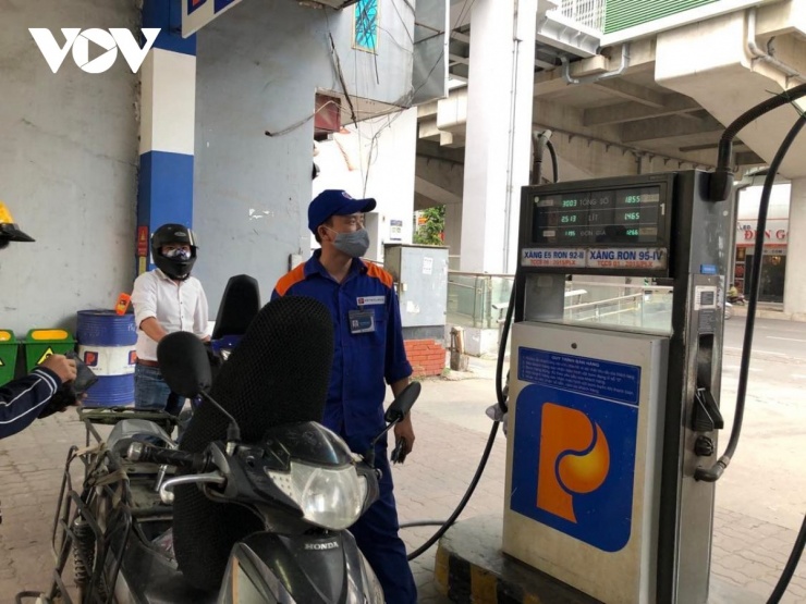 Giá xăng dầu tăng, người tiêu dùng thay đổi thói quen chi tiêu - 1