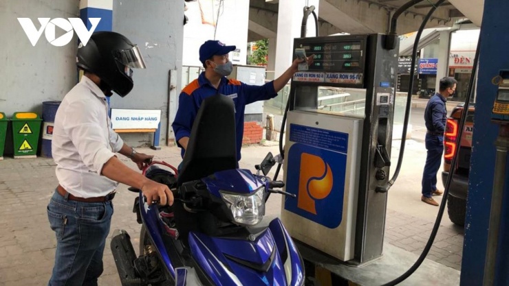 Giá xăng dầu tăng, người tiêu dùng thay đổi thói quen chi tiêu - 3