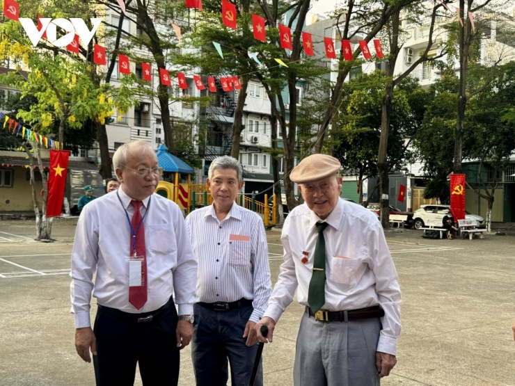 Sáng 15/3, Cử tri Nguyễn Văn Tàu (ngoài cùng bên phải) đến khu vực bỏ phiếu rất sớm