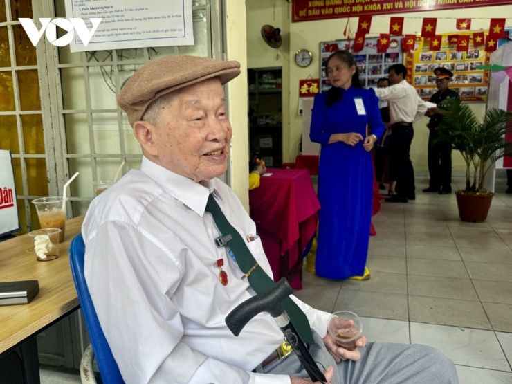 Ông Nguyễn Văn Tàu chia sẻ cảm xúc với các cử tri khác