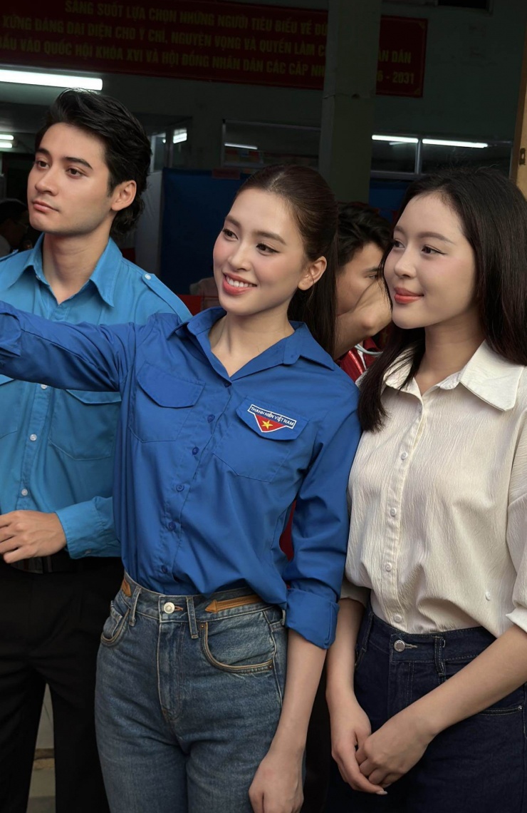 Hoa hậu Tiểu Vy trong ngày bầu cử. (Ảnh: FBNV)